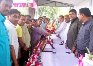  ফুলেল শুভেচ্ছা জানাচ্ছে চুয়েট কর্মচারী সমিতি।