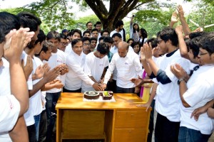 কেককেটে অনুষ্ঠানের উদ্বোধন করেন প্রধান অতিথি চুয়েট উপাচার্য অধ্যাপক ড. মো. জাহাঙ্গীর আলম 