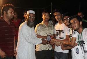 বিজয়ীদের হাতে তুলে দেয়া হচ্ছে পুরষ্কার